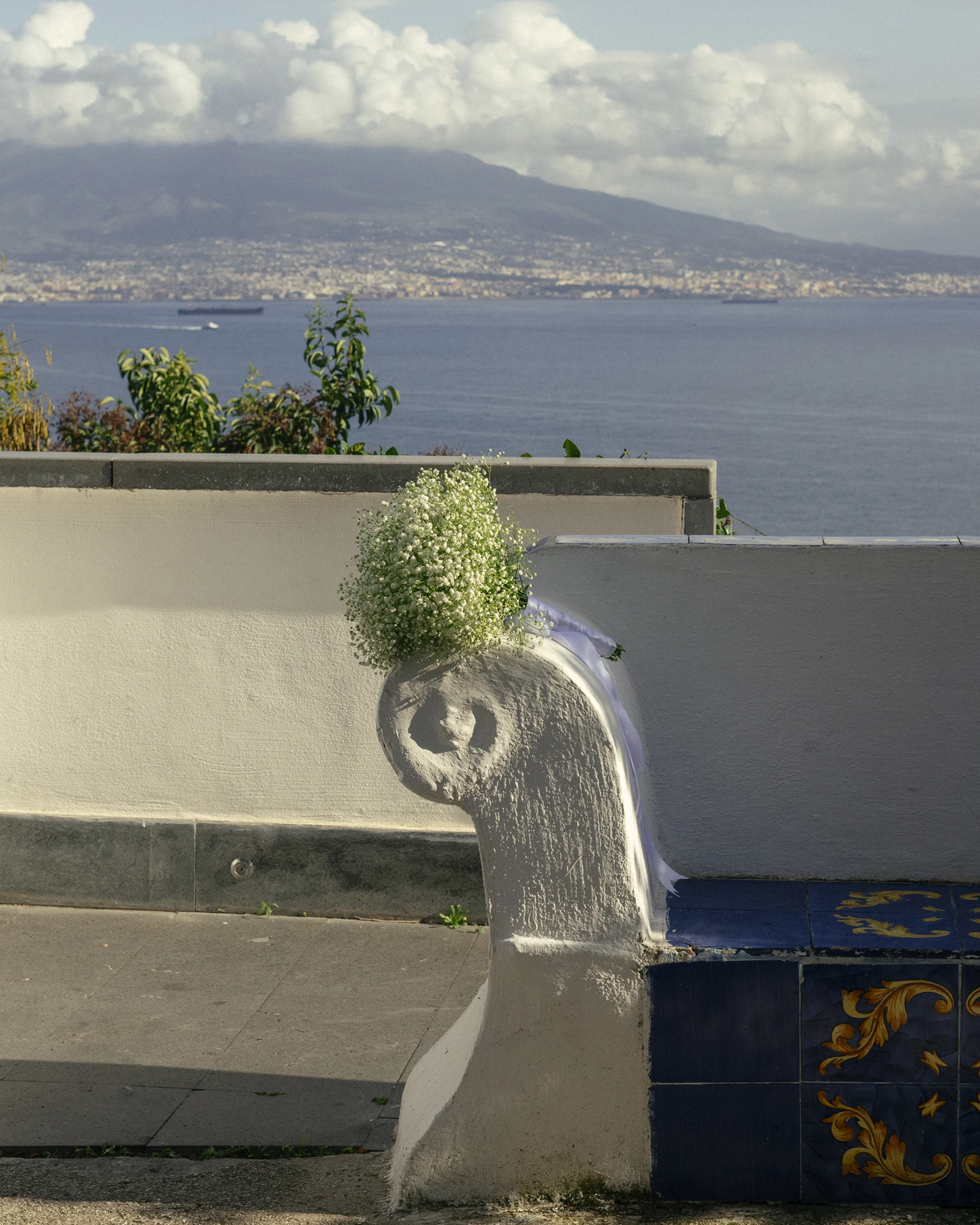 Panca in maiolica con gypsophila e il Vesuvio sullo sfondo