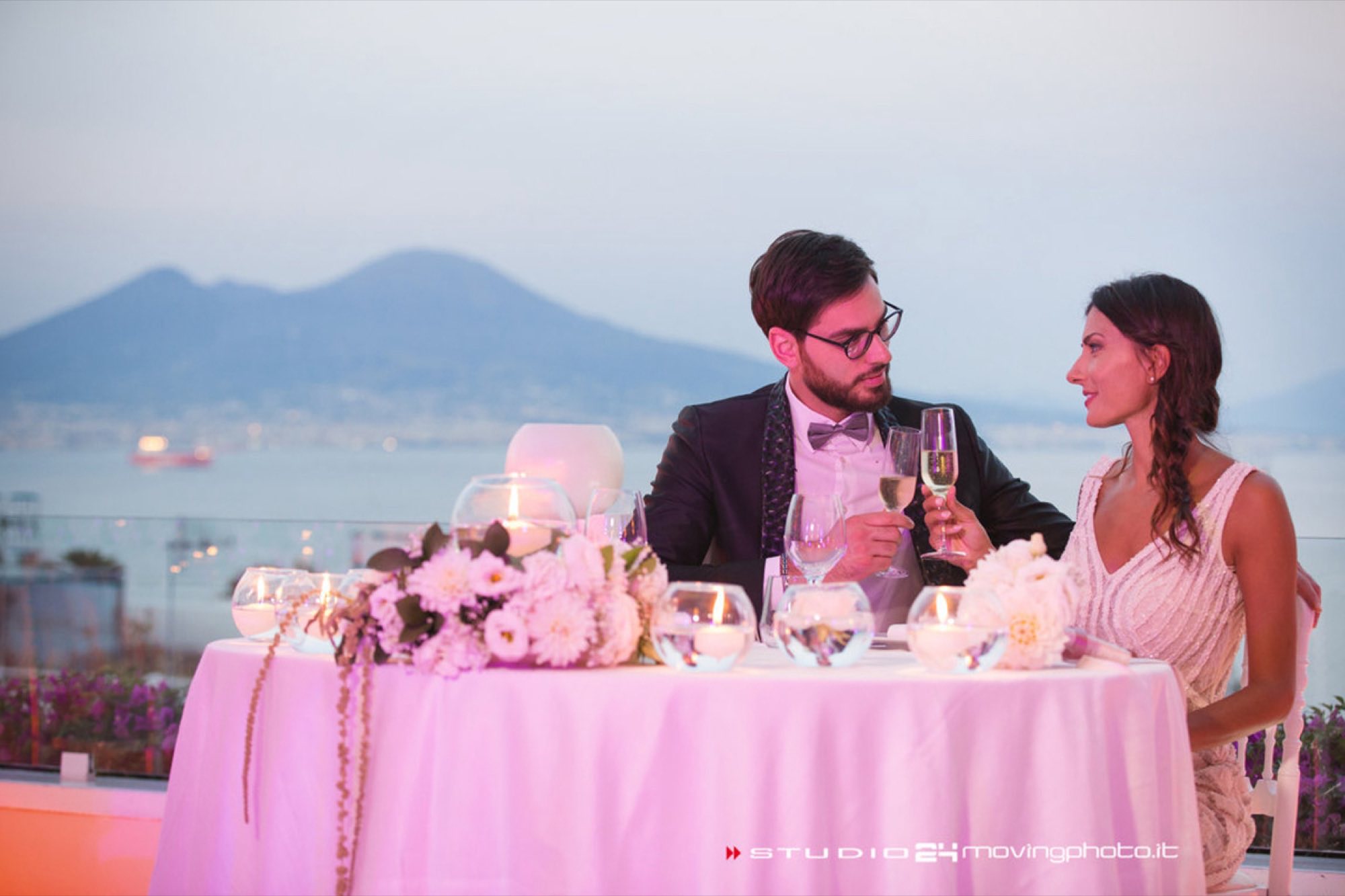 Sposi brindano in terrazza al tramonto con il Vesuvio sullo sfondo