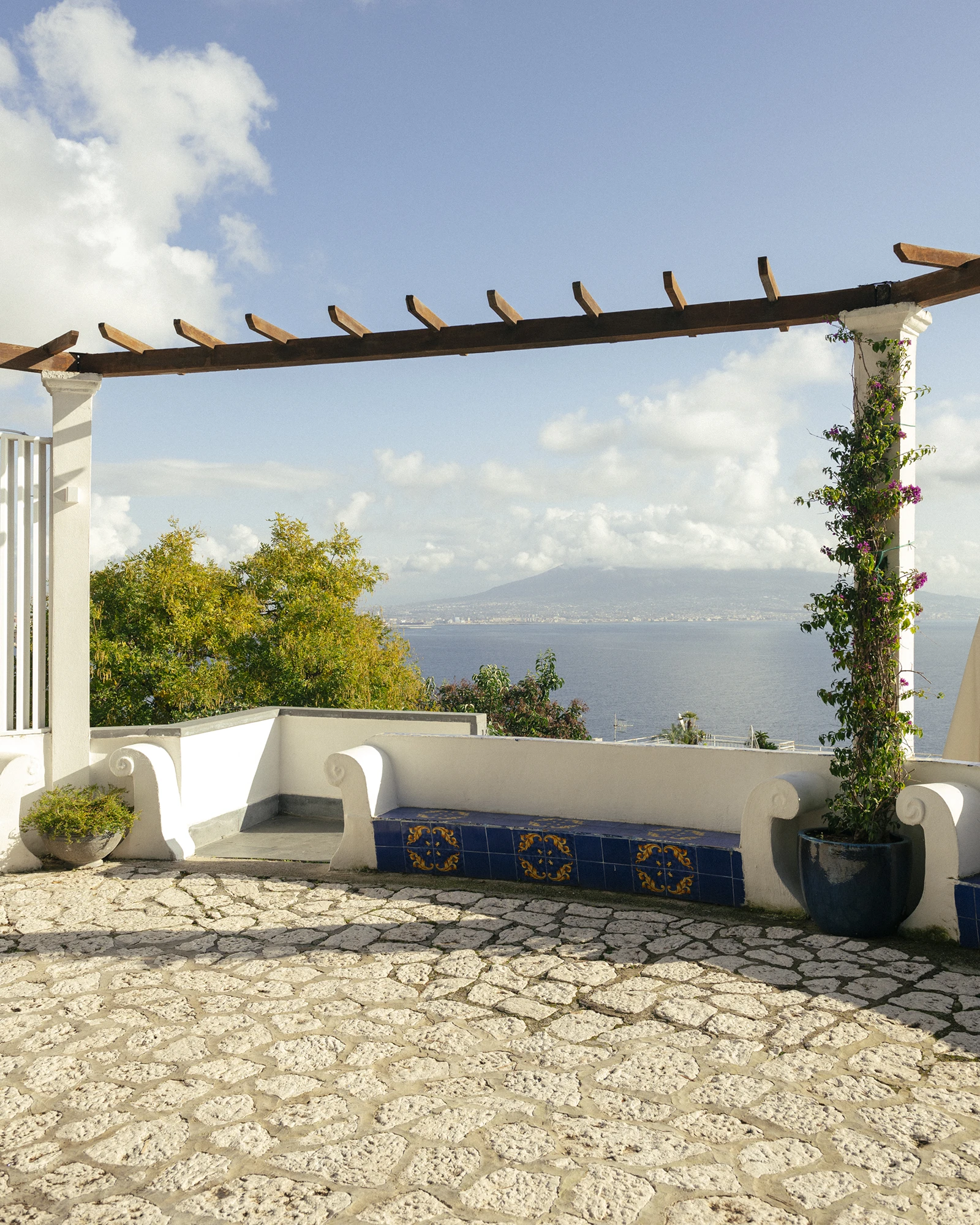 La terrazza con il pergolato e le panche in maiolica affacciata sul golfo